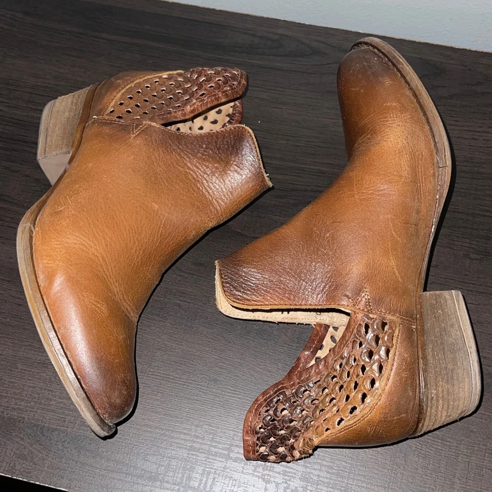 Circle G by Corral women’s brown leather cutout ankle western bootie 8.5